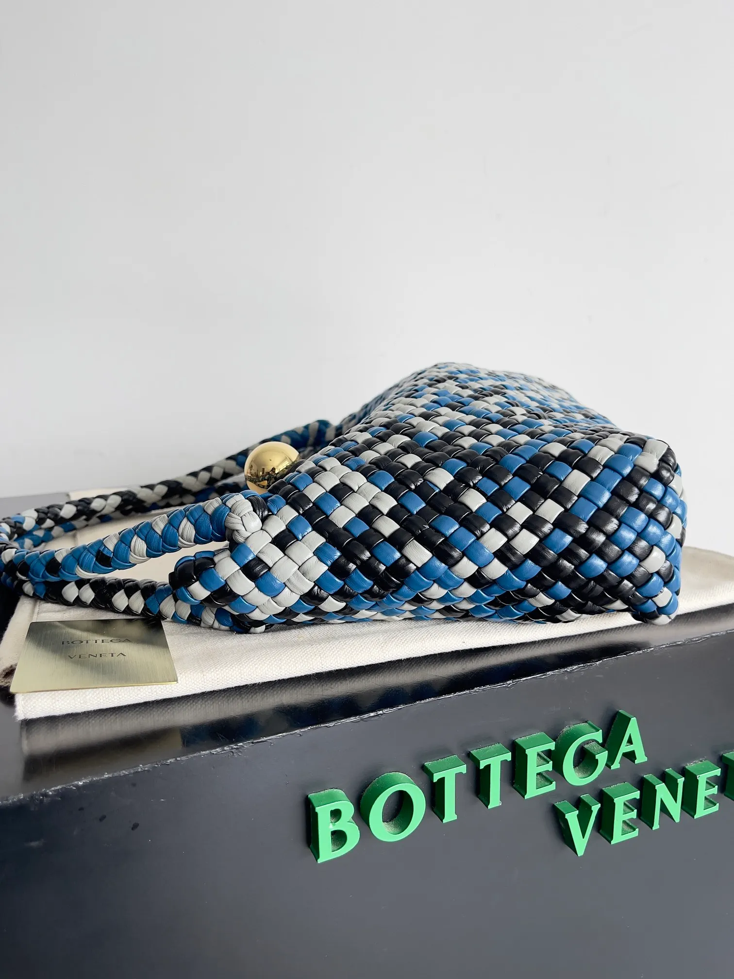 Batch 5960 BV collectible small woven handbags are really YYDS!! Bottega Veneta’s most classic small woven handbags are back! ! Colorful macaron color combination, super heavy craftsmanship. We use the highest quality leather with the highest craftsmanship❤️ to create the most precious works. We created the original Intrecciato leather weaving process❤️ This unique traditional exclusive leather weaving method has not only become our logo, but also reflects the time-consuming and labor-intensive craftsmanship of our products❤️ The new TOSCA handbag It must be a selection worth collecting🆕⚠️⚠️Baby, malachite, pearl, spotted stone can be sold individually and can be assembled by yourself. Style number: 716974 Size: 27*9*18cm